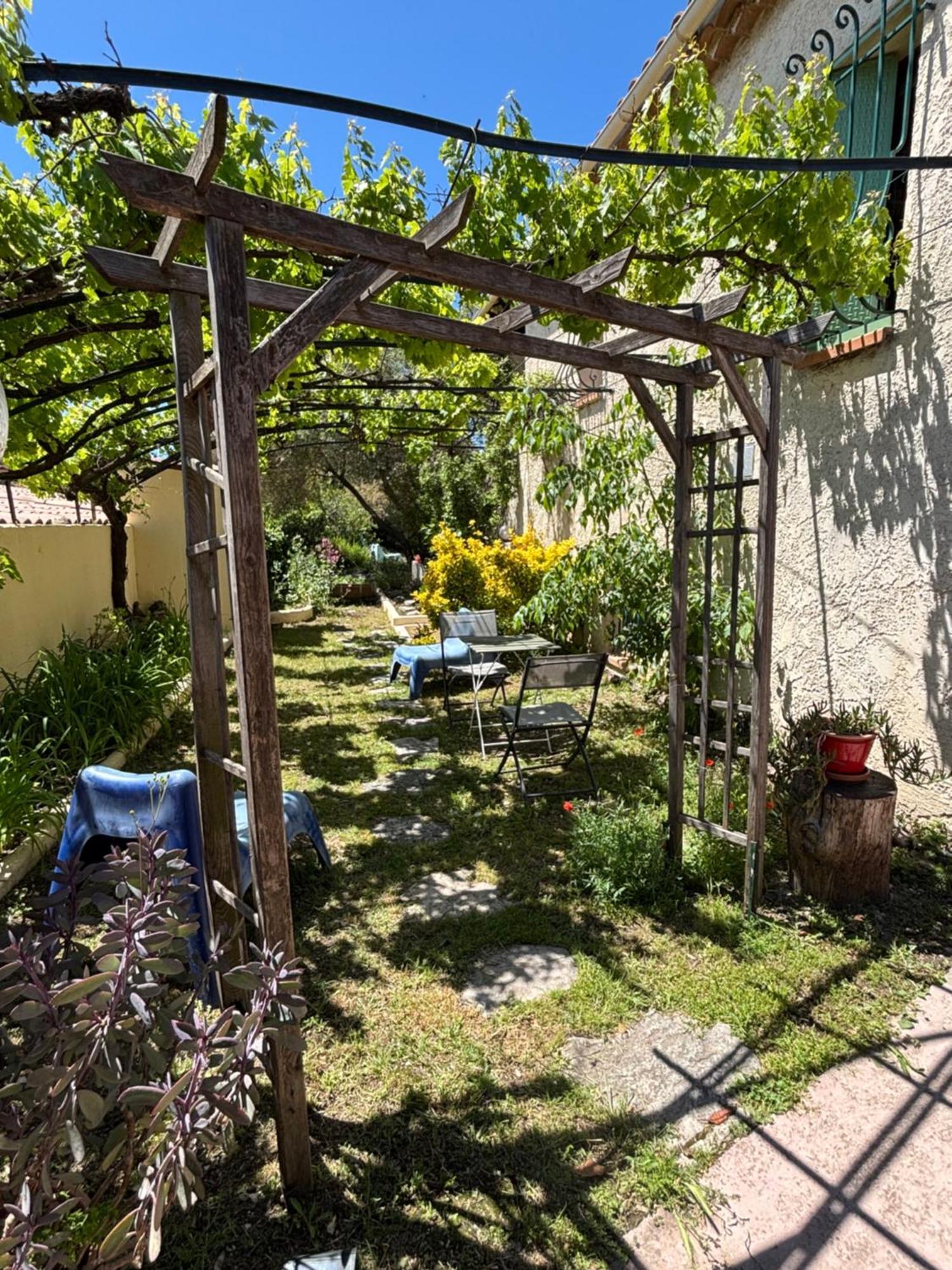 Evasion En Provence Bas De Villa Avec Jardin & Vignes, Soleil & Fraicheur Mirabeau Exterior foto